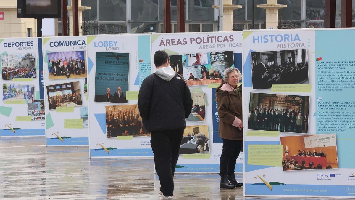 Dos visitantes en la muestra 'Historia do Eixo Atlántico'