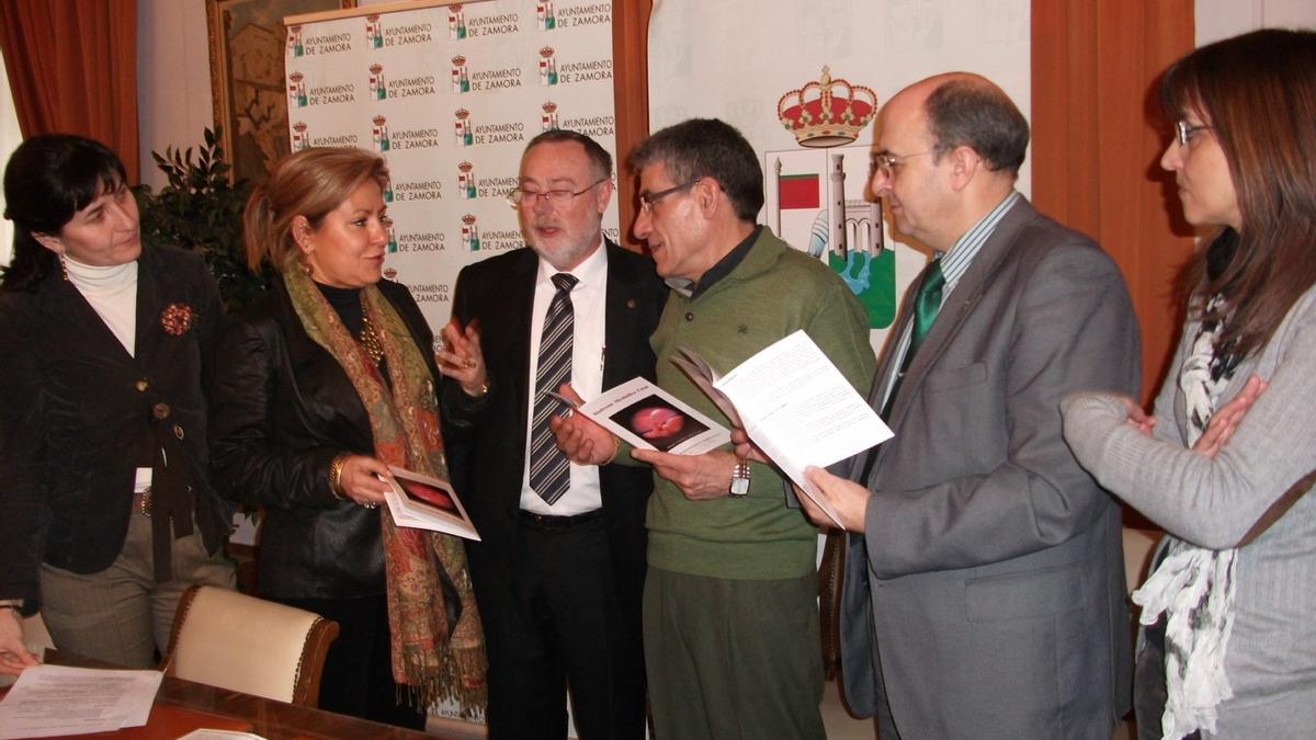 El doctor Francisco Pascual (centro) durante la presentación de un manual sobre los riesgos del alcohol en Zamora, hace una década