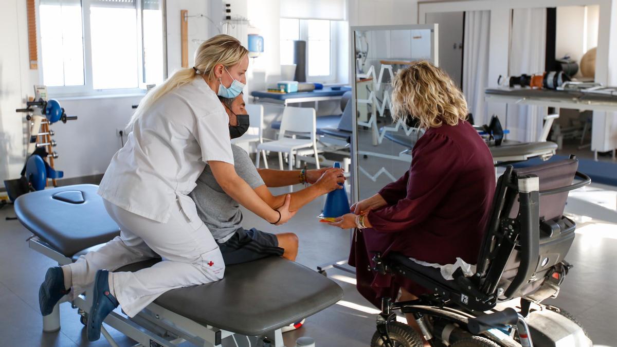 Un paciente, en una sesión de rehabilitación del Instituto de Neurociencias del hospital de la Cruz Roja de Córdoba.