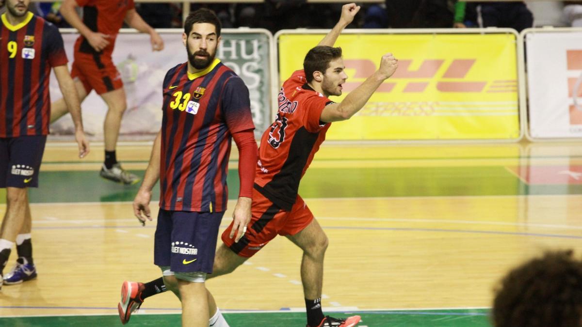 Marco Escribano festeja un gol anotado al Barcelona en su época como jugador del Balonmano Huesca.