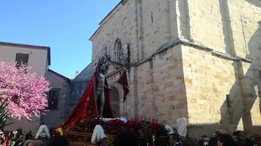 Cristo Resucitado camina al encuentro de la Virgen de la Alegría