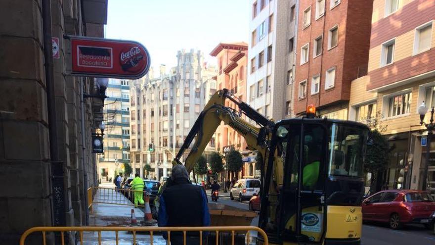 Operarios picando el cemento de un tramo de Marqués de San Esteban