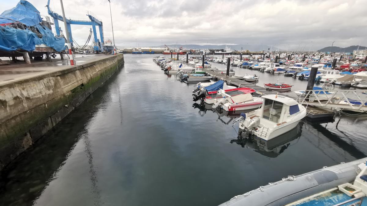 Barcos de recreo y de bajura amarrados.