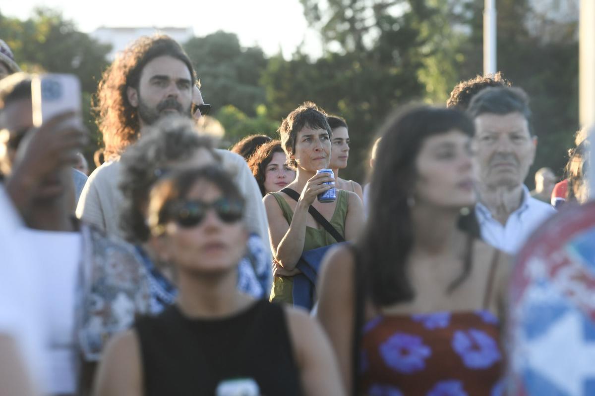 La cantautora y productora portuguesa llevó este jueves al castillo de San Antón una fusión de música tradicional lusa con sonidos electrónicos y sintetizadores durante la segunda jornada del Festival Noroeste Estrella Galicia.