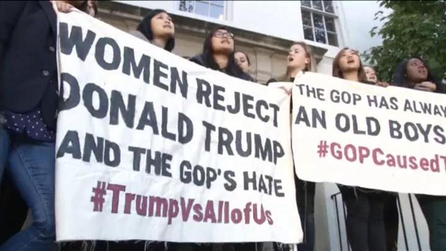Decenas de mujeres jóvenes protestan en Washington contra Trump