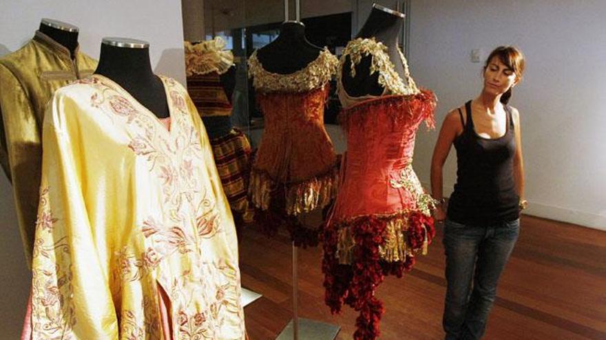 Una muestra de los vestidos de  coro operístico que puebla la sala de exposiciones.