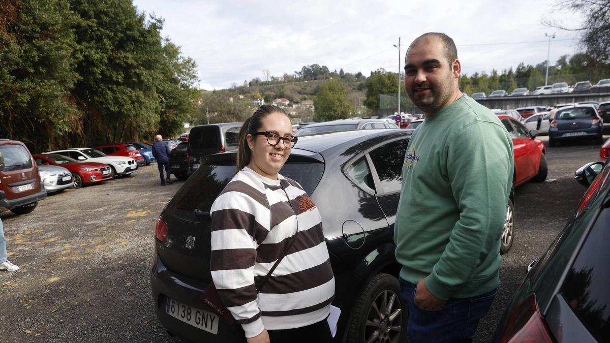 VÍDEO: El nuevo parking del Hospital de Cabueñes, repleto de coches y con algunos baches