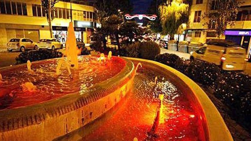 Algunas fuentes y monumentos de Eivissa se vistieron ayer de rojo por el Día Mundial de la lucha contra el Sida. FOTOS: VICENT MARÍ