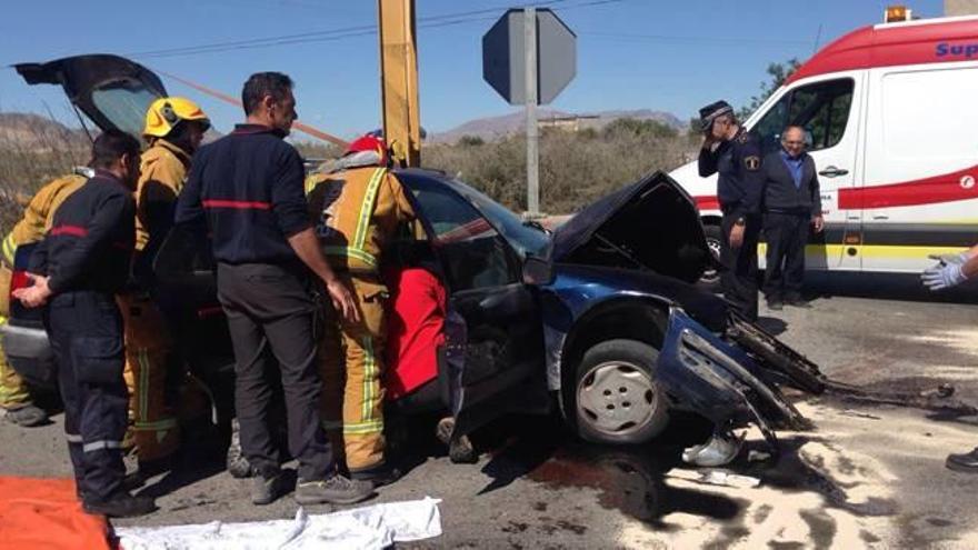 Una mujer herida al chocar un coche contra un camión en La Alcoraya