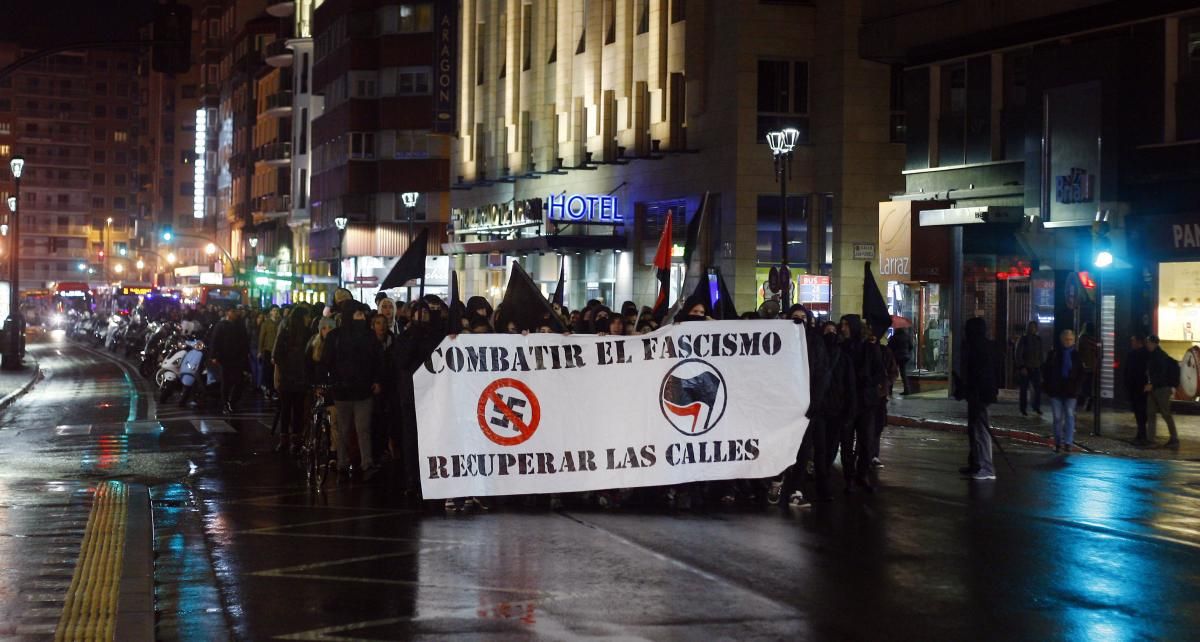 Manifestación antifascista por el manto de la Virgen del Pilar