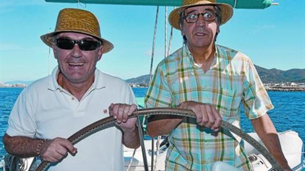Los propietarios de El Bulli, Ferran Adrià y Juli Soler, compartiendo timón este verano en un catamarán.