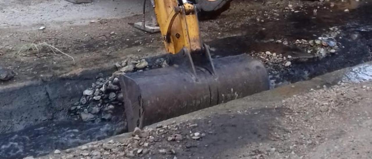 Trabajos de limpieza y acondicionamiento del cauce del río en Elda.