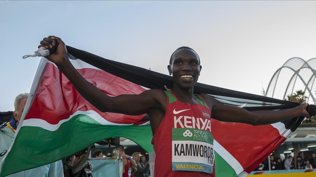 El atleta keniano Kamworor gana el título mundial en la media maratón de Valencia.