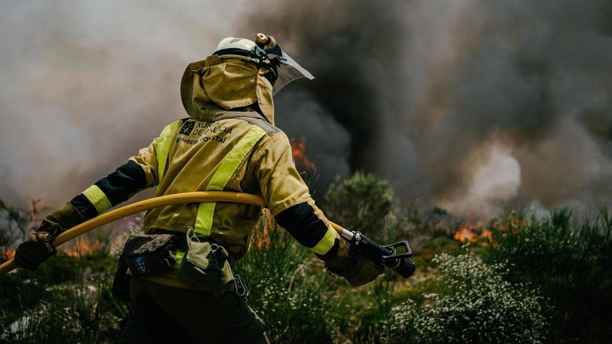 Un brigadista, el pasado mes, en el incendio forestal en Boborás.