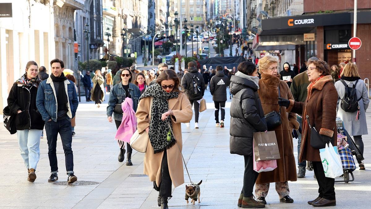 Gente pasea por el centro de Vigo en una jornada de frío
