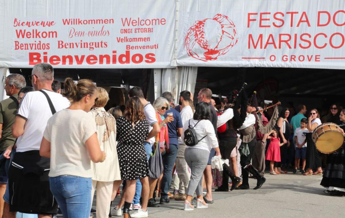 Las mesas se abarrotaron de nuevo durante el día del Pilar. | // FDV