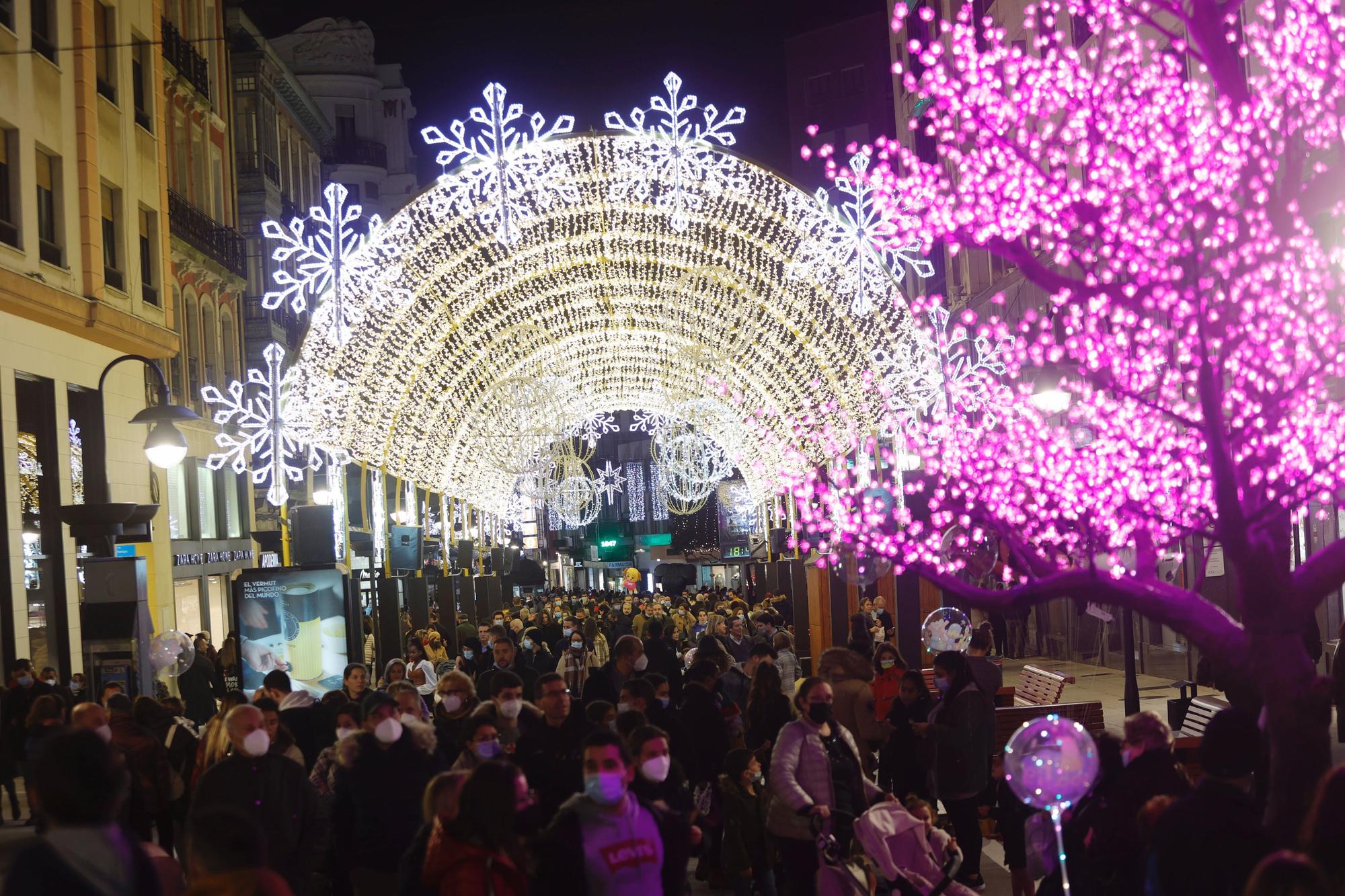 El espíritu navideño desborda de luz y de gente las calles de Oviedo