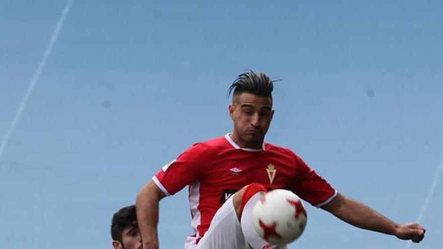 Forniés le gana un balón a Isi Ros mientras Pedro Martín está en el suelo.