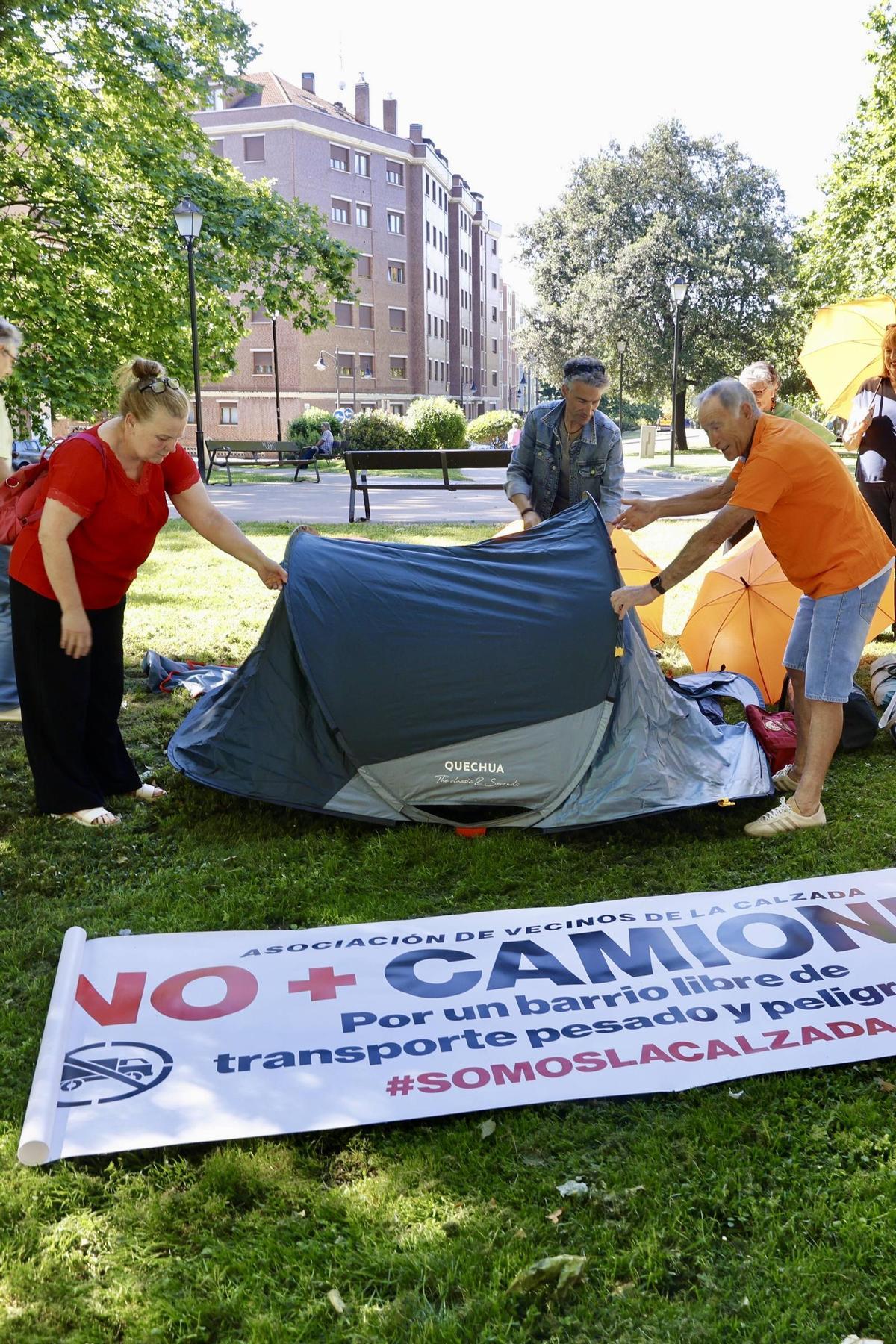 Los preparativos para la gran acampada de los vecinos de La Calzada, en imágenes Los preparativos para la gran acampada de los vecinos de La Calzada, en imágenes