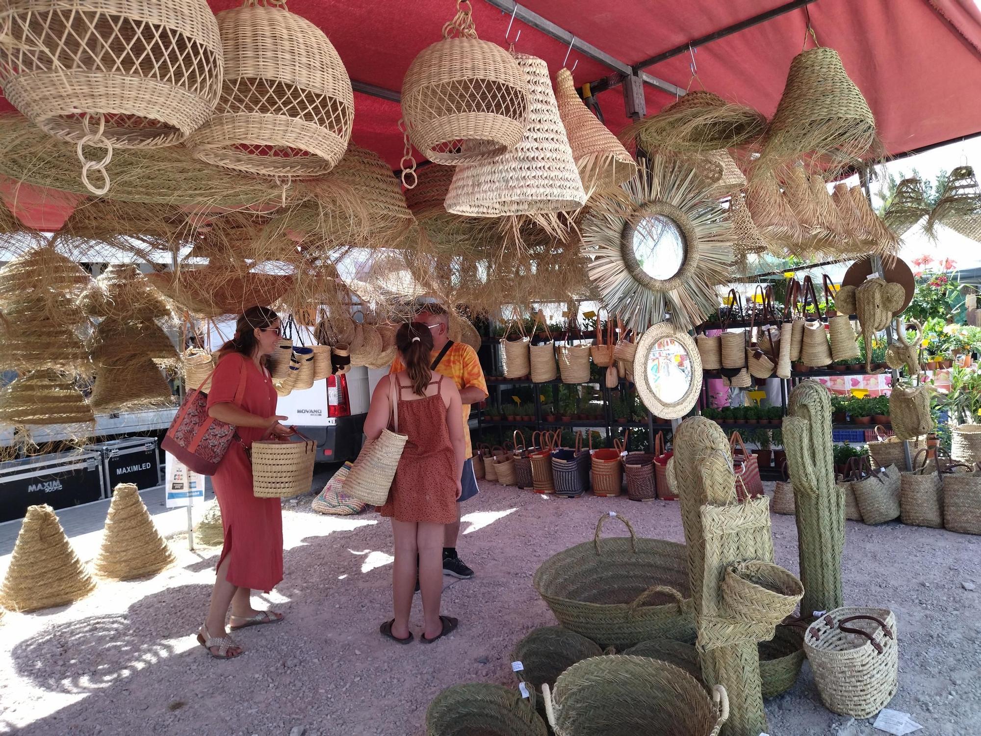 Kitsch y tradición: un paseo por el rastro de Xaló