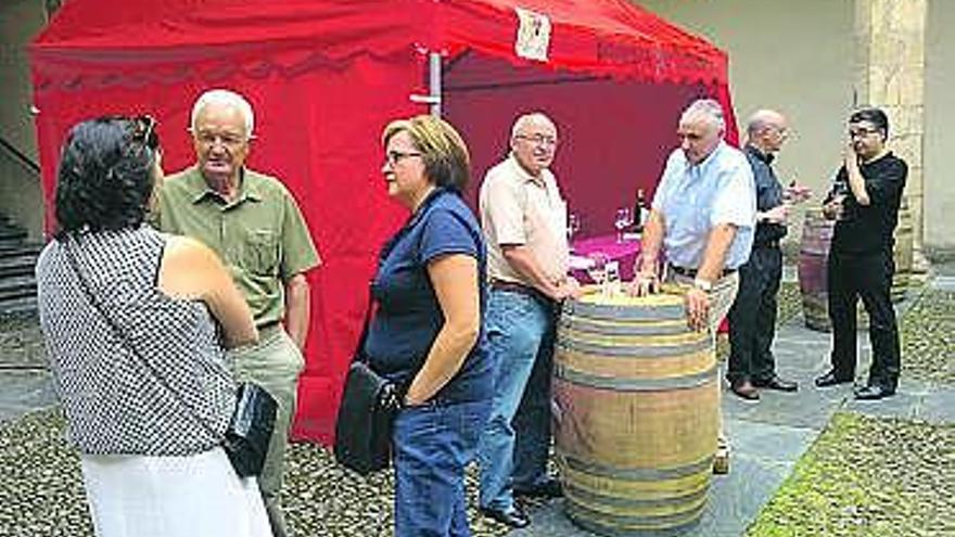 Un grupo de asistentes a la Muestra del vino de Cangas, ayer.