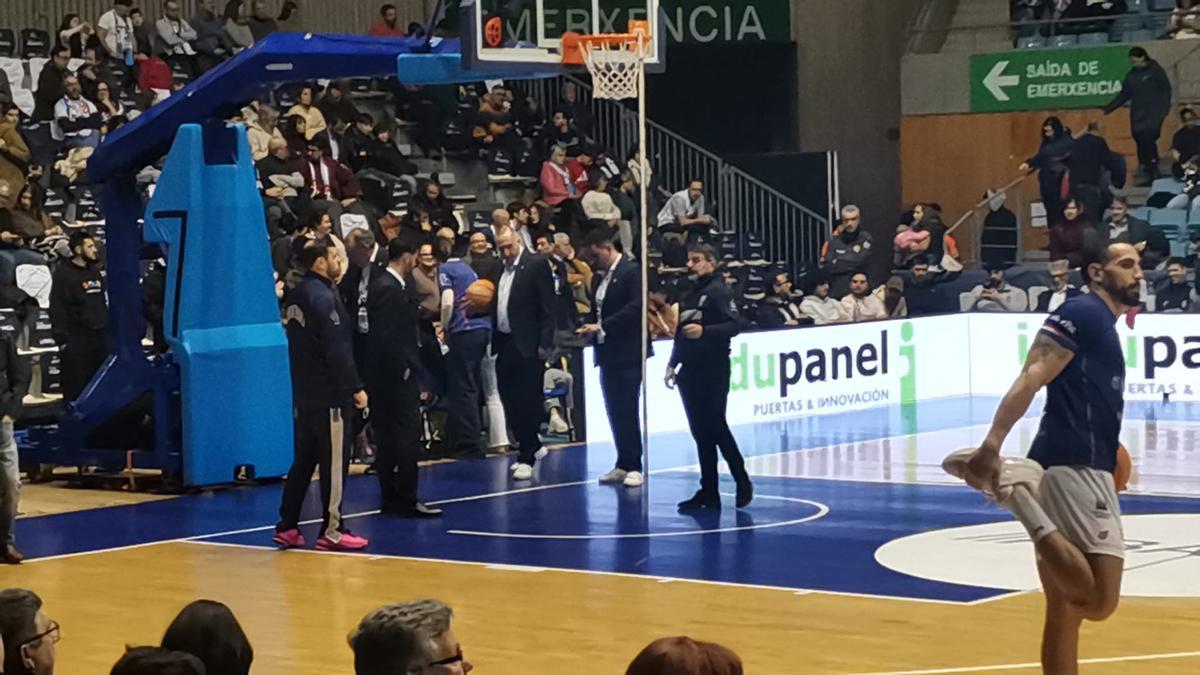 Operarios trabajan para arreglar el aro