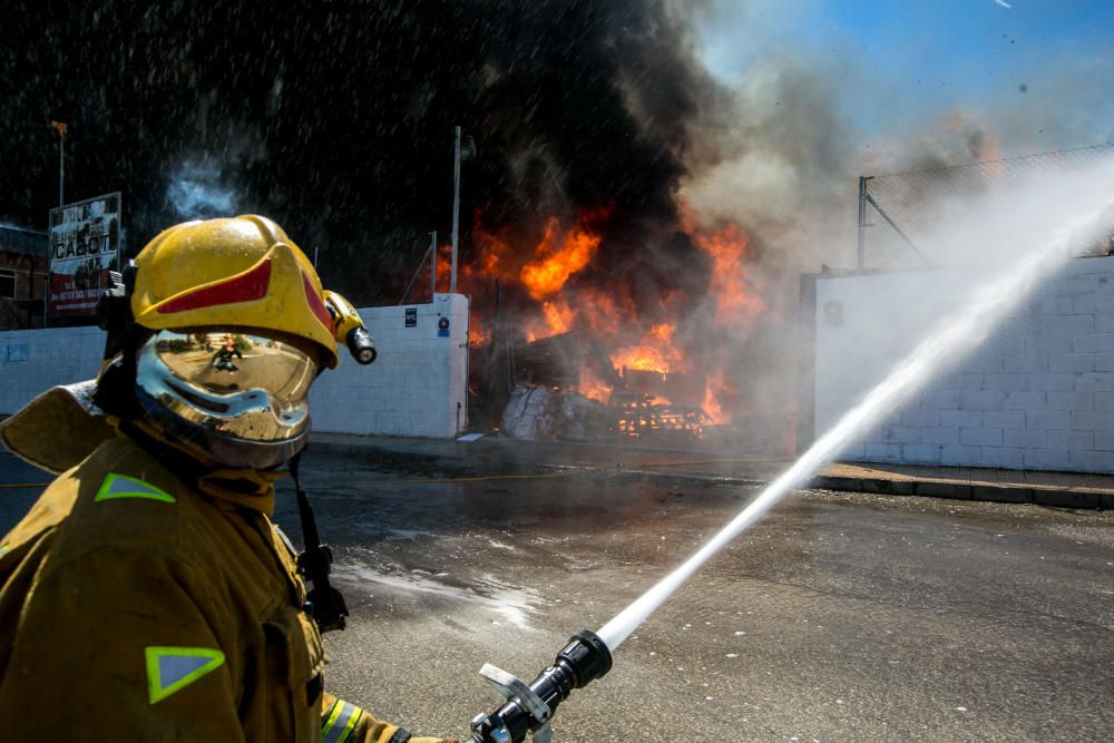 Incendio en el polígono de Carrrús en Elche