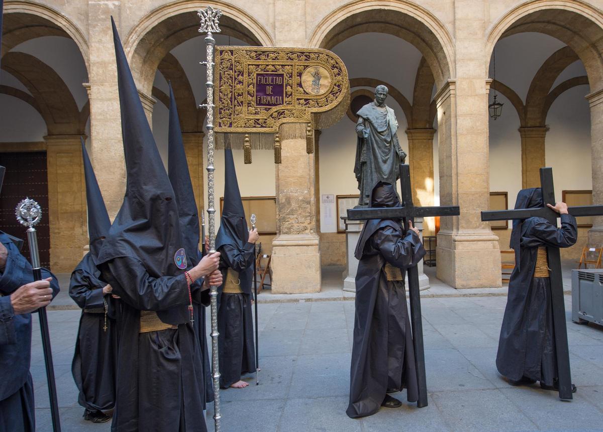 Penitentes de Los Estudiantes, formados en el Rectorado.