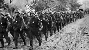 Tropas alemanas entrando en Polonia en septiembre de 1939 en la llamada guerra relámpago de Hitler.