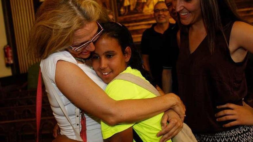 Acogida de una niña saharaui a su llegada a Zamora.