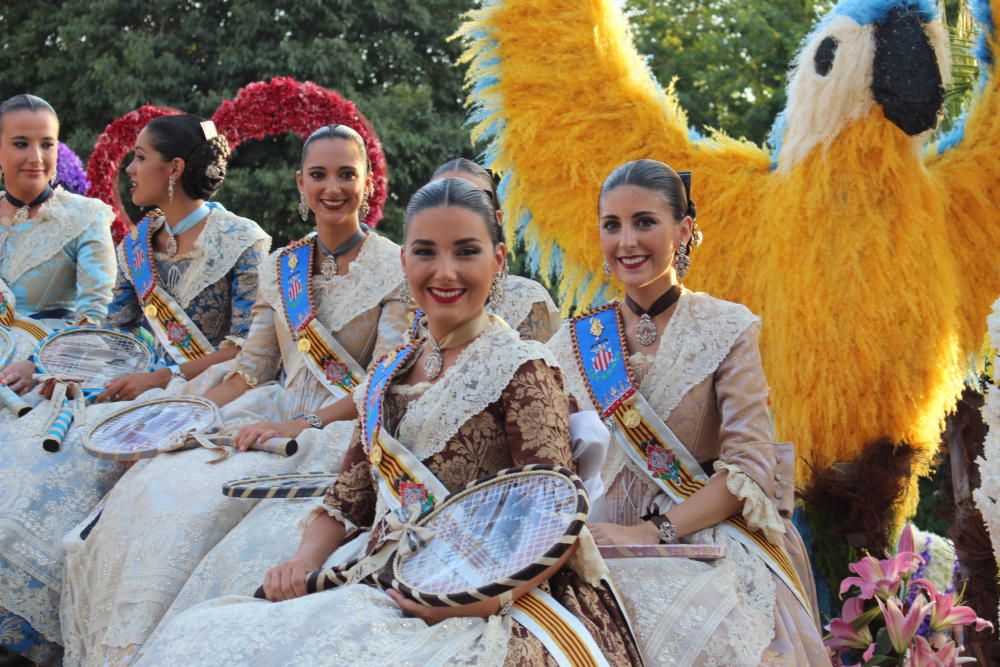 Tres generaciones de falleras en la Batalla de Flores