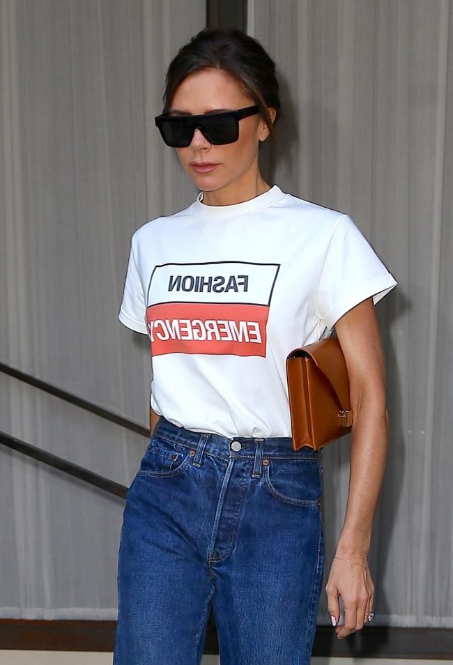 Victoria Beckham con la camiseta 'Fashion Emergency' de Giovanna Battaglia