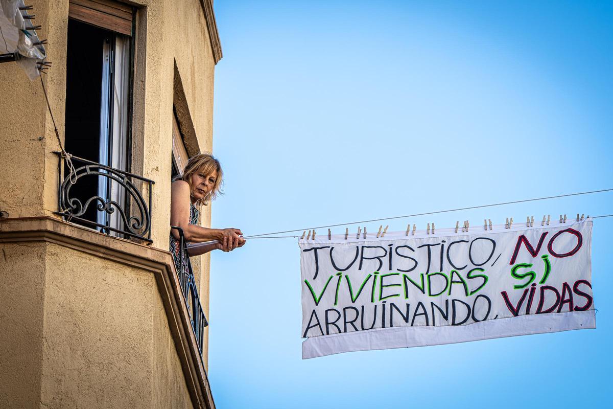 Marta Ruiz, desde la ventana de su piso en la calle Holanda, 36, en el barrio de la Torrassa de L'Hospitalet.