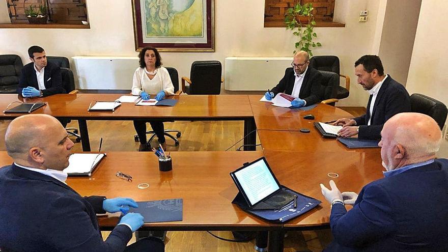 Un momento de la reunión de ayer en el Ayuntamiento de Elche.