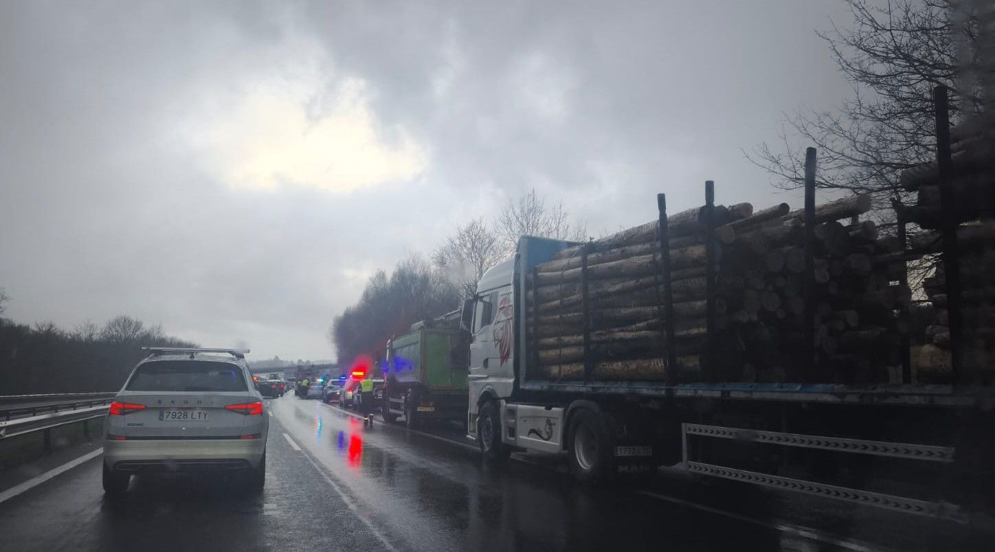 Un accidente múltiple en la AP-9 cierra la autopista en sentido Santiago