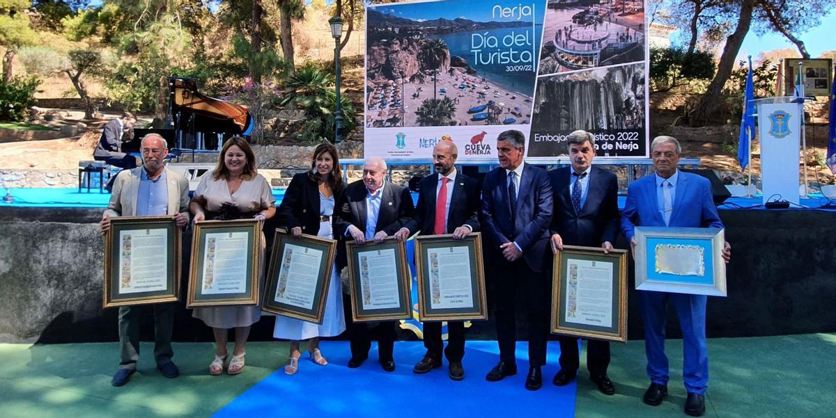 Autoridades locales, provinciales y autonómicas posaron junto a los descubridores del monumento y al empresario Lorenzo Reche, también distinguido ayer. | FRAN EXTREMERA