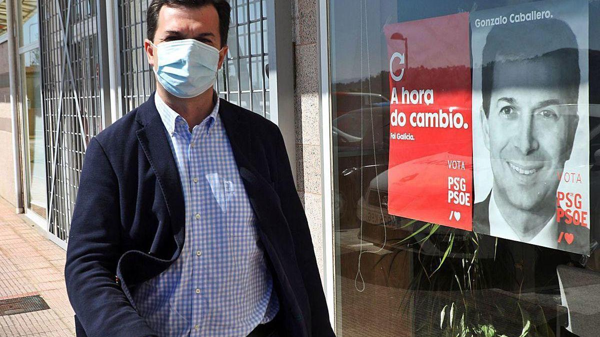 Gonzalo Caballero, frente a la sede del PSOE, en Santiago