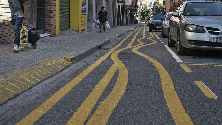 Nen al carrer Saclosa de Manresa passejant per la vorera