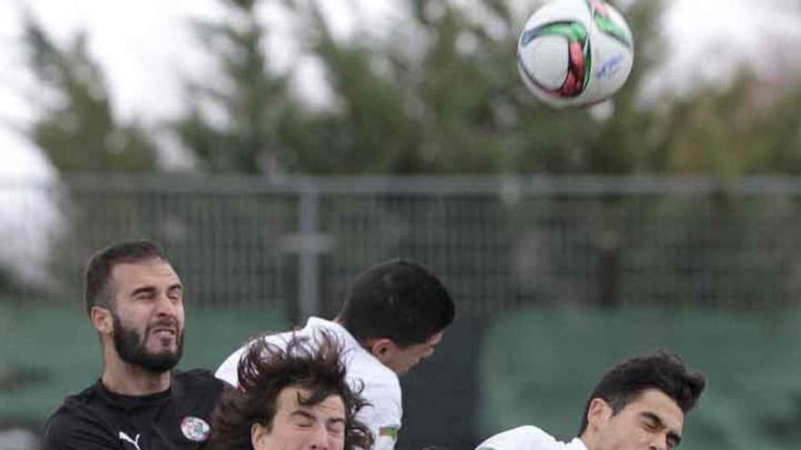 Josema cabecea un balón en Santa Marta.