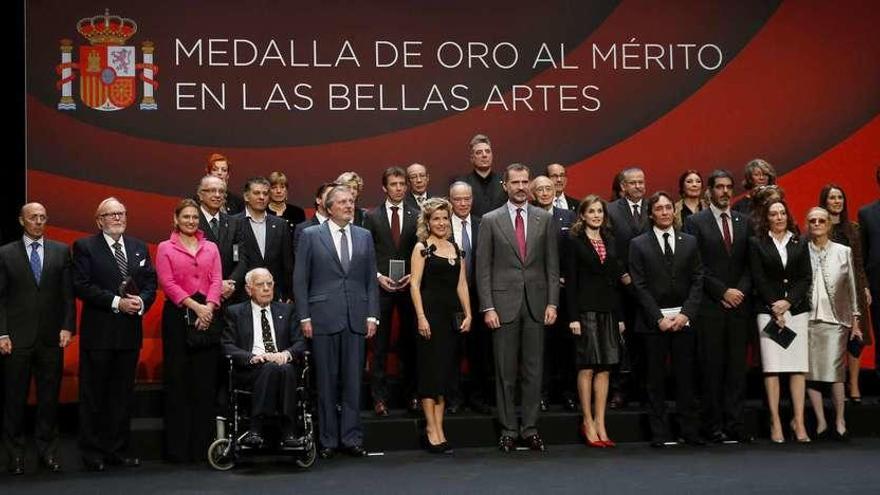 Los reyes y el ministro de Educación, Cultura y Deporte, Íñigo Méndez de Vigo, ayer con los galardonados tras el acto de entrega de las Medallas de Oro al Mérito en las Bellas Artes.