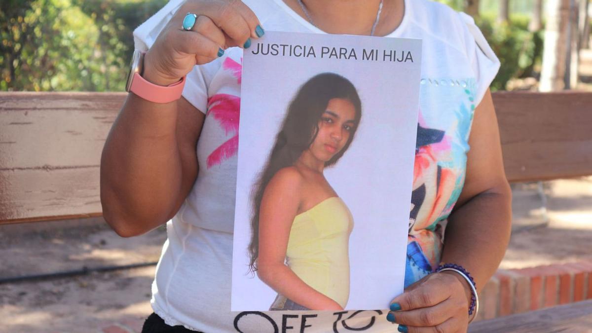 Yenni con un cartel con la fotografía de su hija Leidy Vanesa, asesinada en 2008. | IGNACIO CABANES
