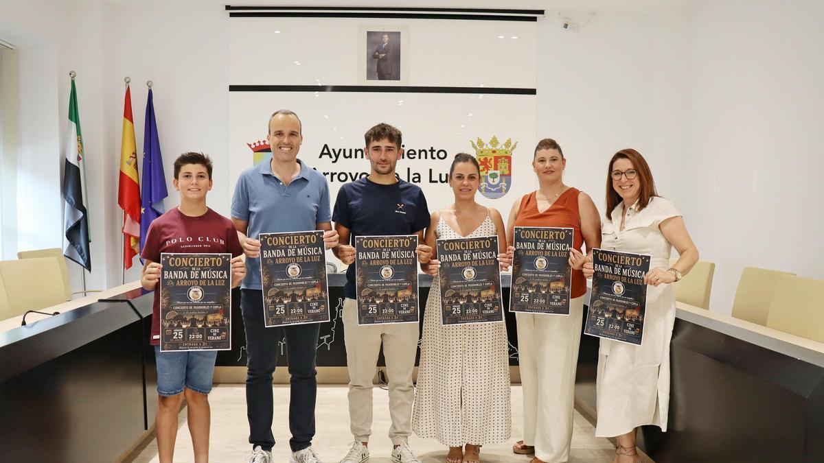 Carlos Caro, alcalde de Arroyo de la Luz; Fran Pallero, director de la Banda Municipal de Música; Gloria Martín, presidenta de la agrupación, y varios integrantes de su renovada junta directiva.