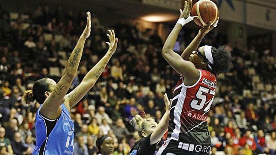 Mima Coulibaly, en el partit de diumenge amb la grada plena rere seu.