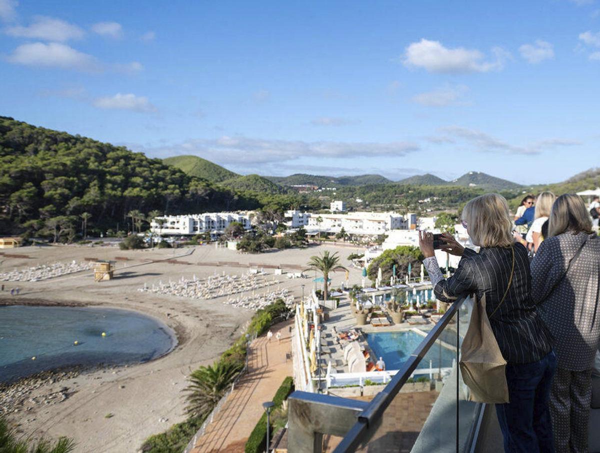 Las mejores vistas de Cala Llonga, entre el mar y la montaña, están en Hyde y Mondrian