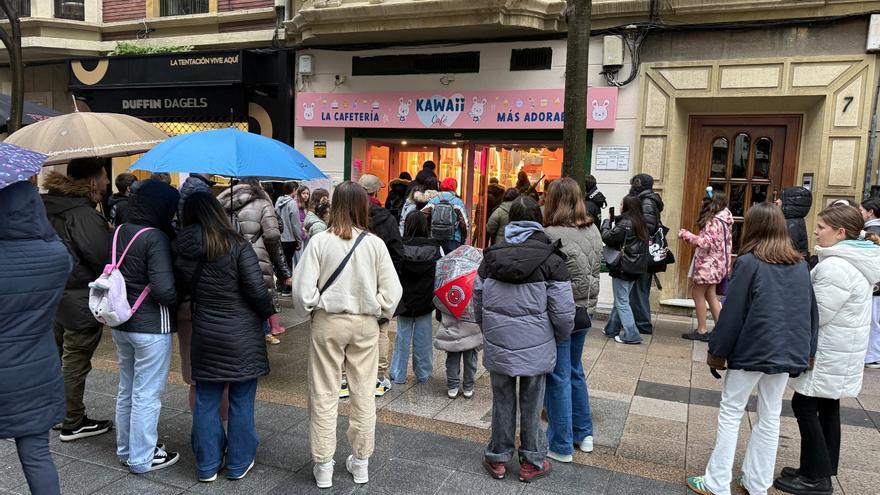 El primer café Kawaii de Asturias desata la locura en Oviedo: cuatro horas de cola y fans del anime llegados de toda España