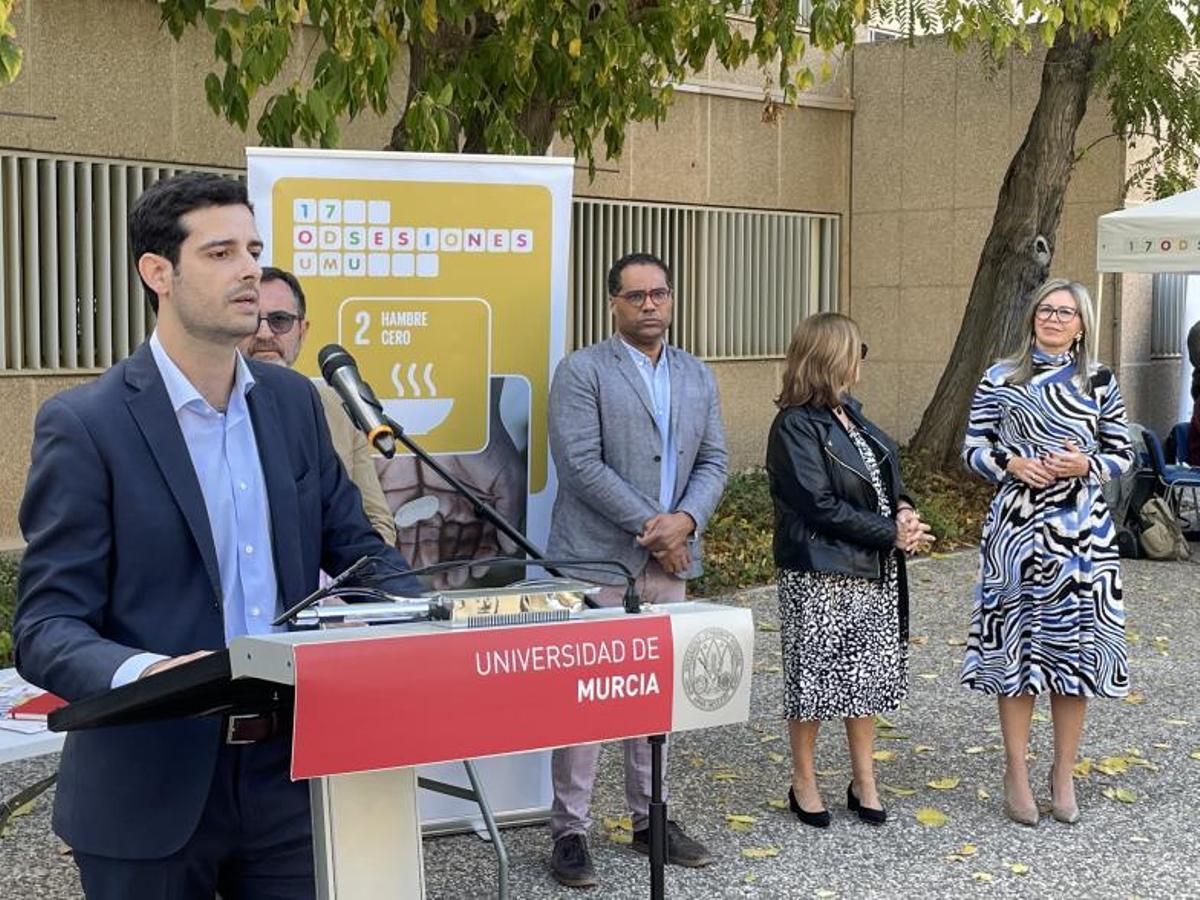 Salvador Pina, CEO de Más Trigo, junto al vicerrector de Responsabilidad Social y Cultura de la UMU, Longinos Marín.  l.o.