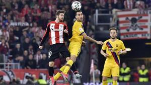 Muniain y Busquets luchan por un balón aéreo ante Rakitic en San Mamés.