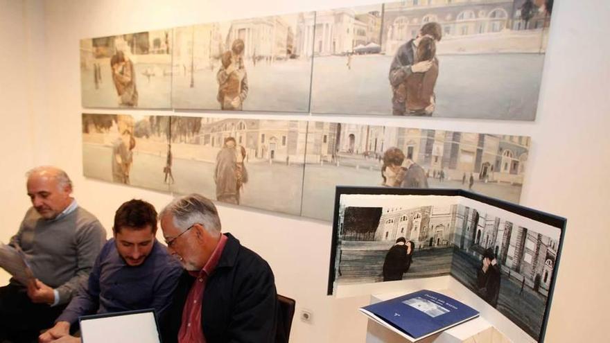 Por la derecha, Melquíades Álvarez, Federico Granell y César Iglesias, ayer, en la sala Gema Llamazares, con los seis óleos y el libro de artista &quot;El beso en la Piazza del Popolo&quot;.