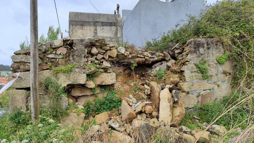 Continúan los derrumbes en la esquina sur del muro del cementerio de Cangas