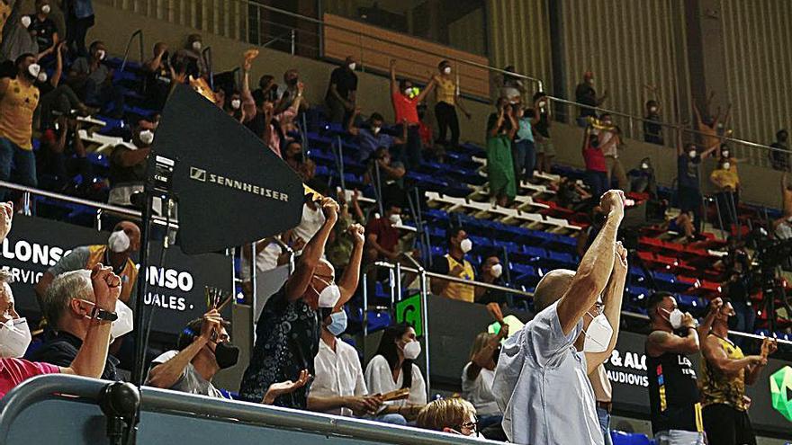 La afición celebra la victoria del Lenovo ante el Barça. La afición celebra la victoria del Lenovo ante el Barça.